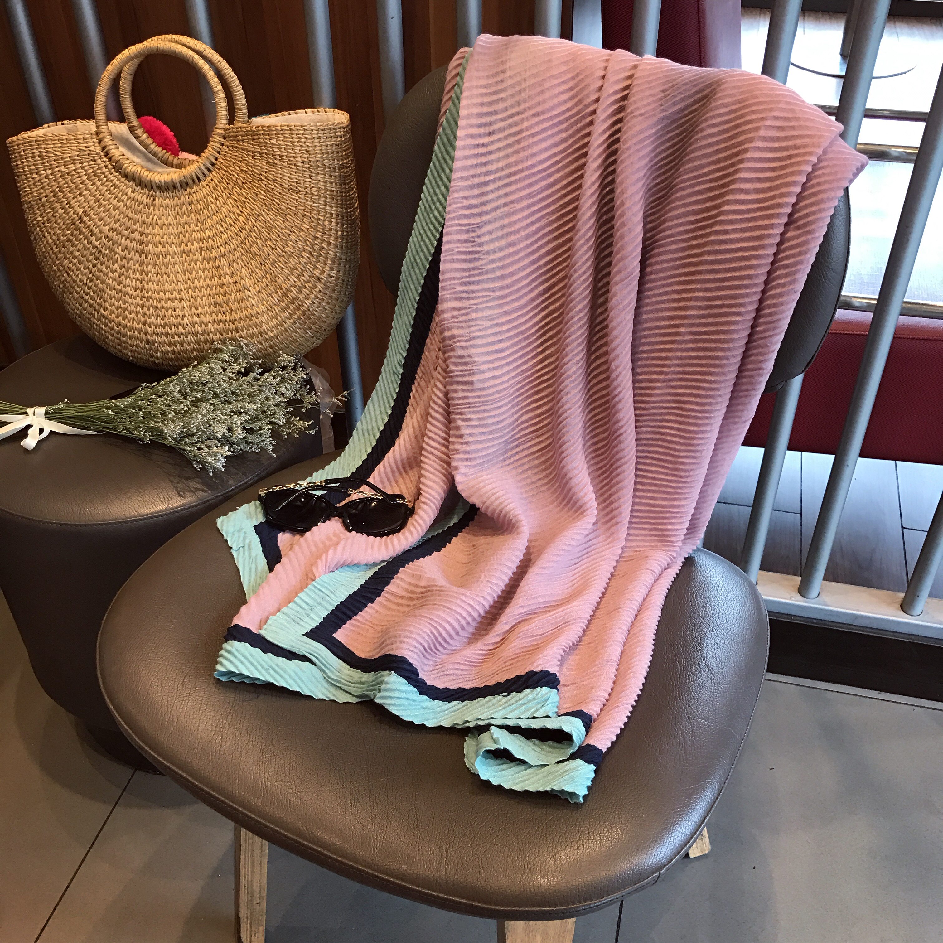 春夏围巾女新款韩范压褶弹力两用防晒棉麻披肩度假旅游沙滩巾纱巾