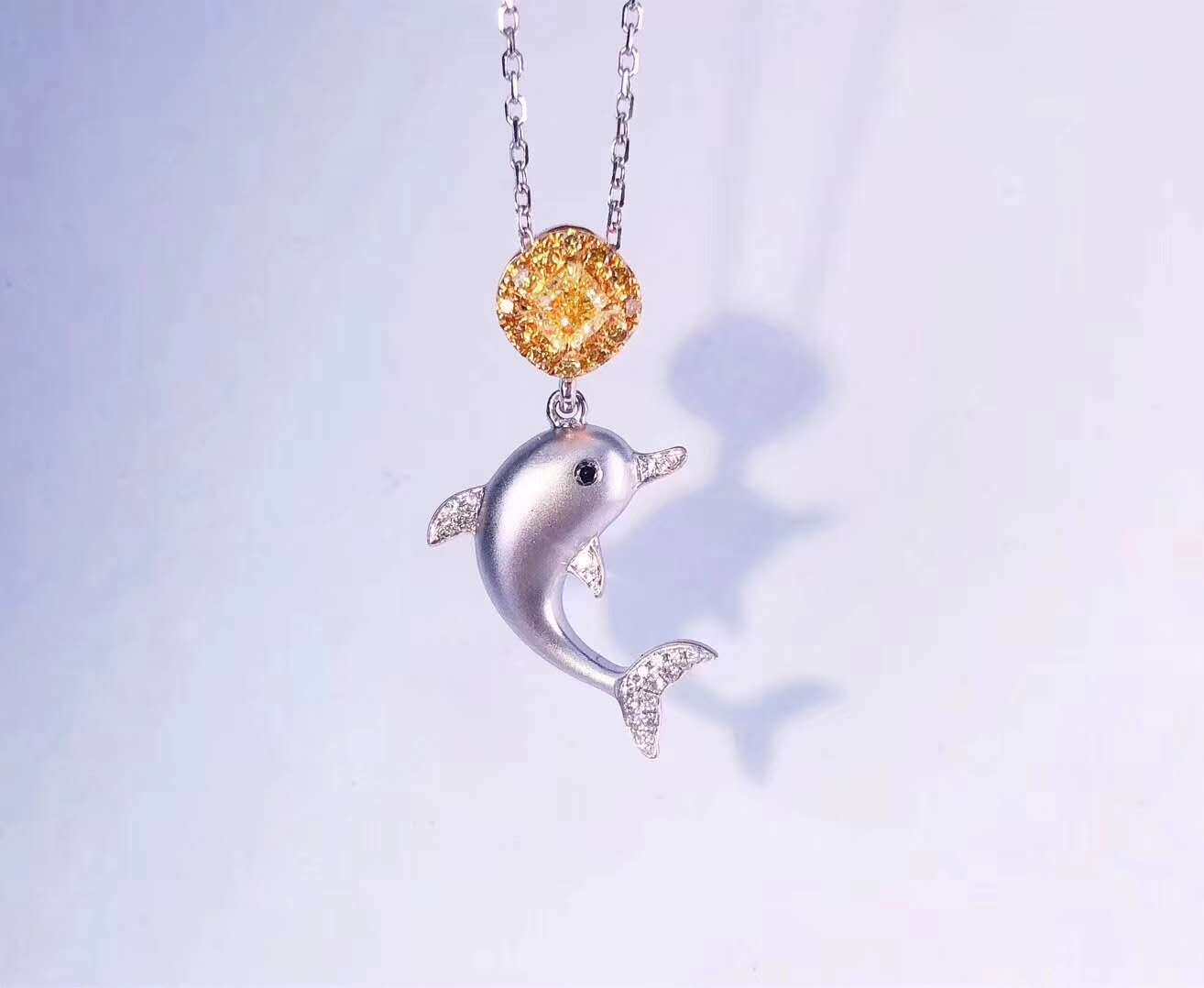 天然钻石吊坠项链送金链精致 18k金海洋系列小海豚黑钻黄钻锁骨链