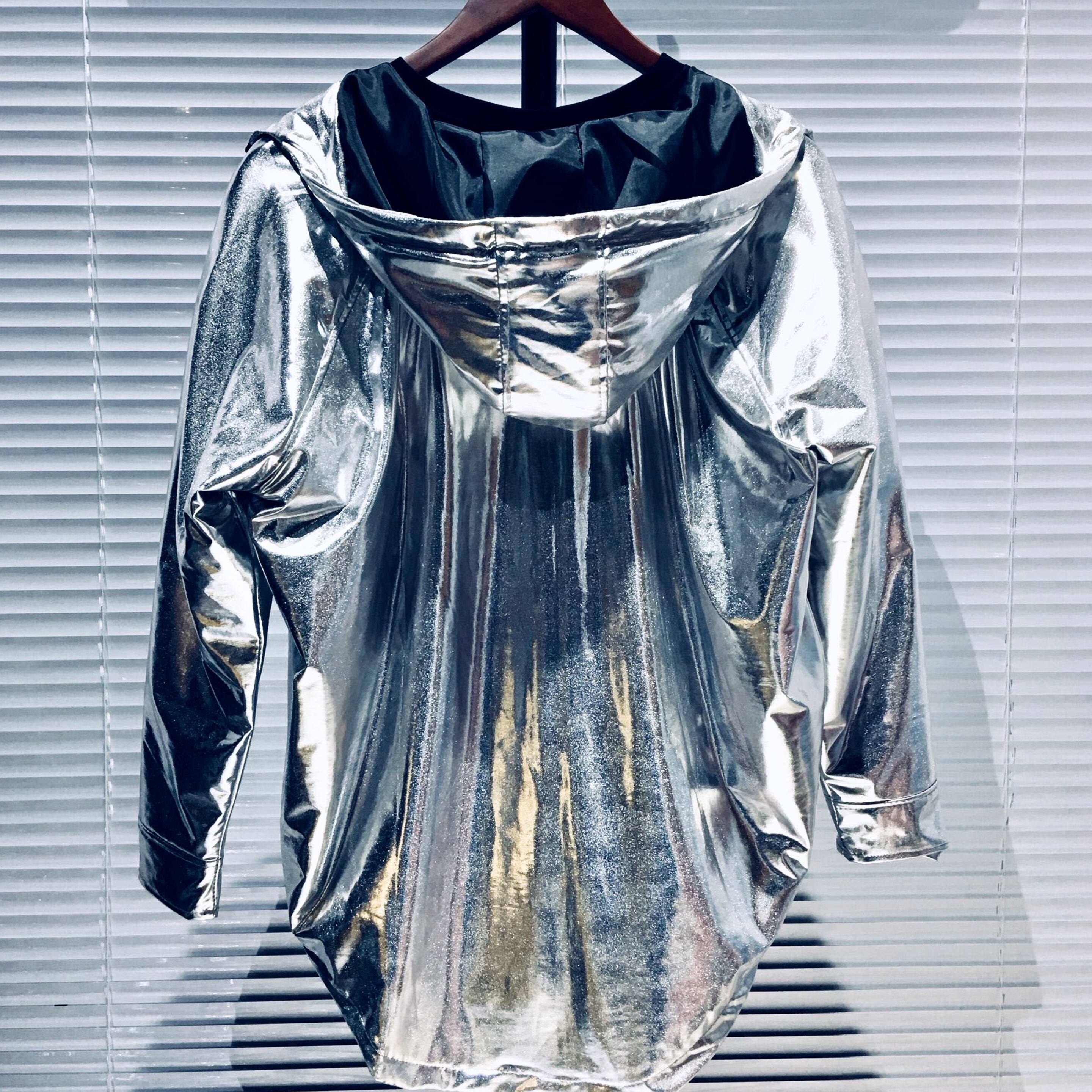 银色外套男反光