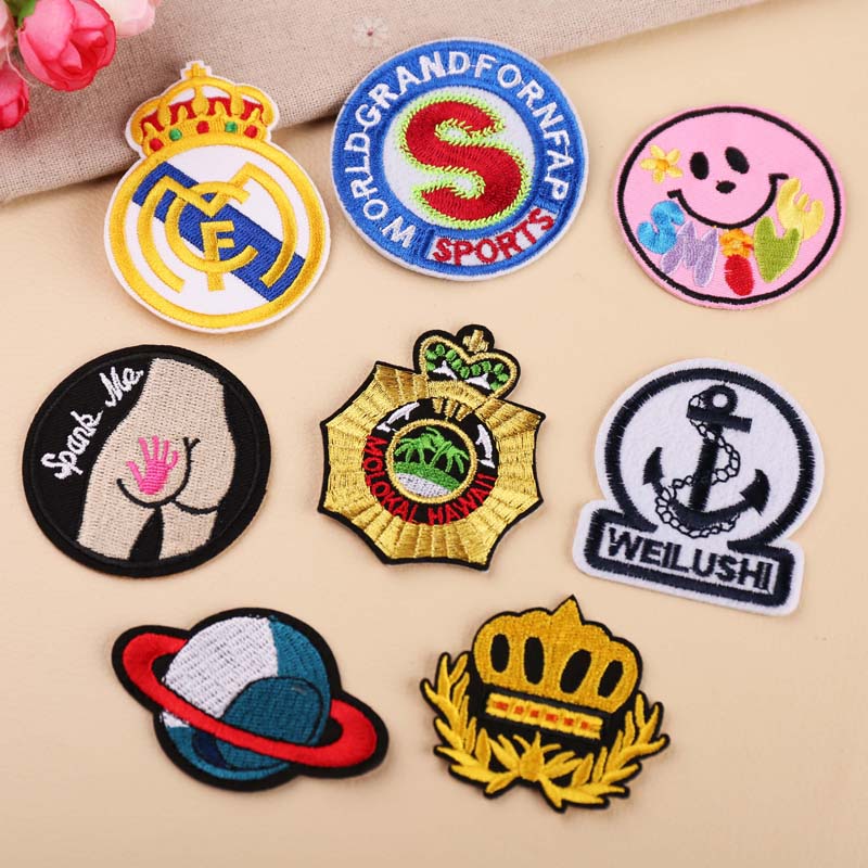 笑脸刺绣_依绣刺绣布贴电脑绣花章潮流diy皇冠笑脸徽章衣服装饰补丁贴