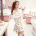 裙身浪漫的花朵图案，一字领荷叶边，露出柔美白皙的香肩，性感中透着一丝娇俏~包臀修身款，配着挺翘的荷叶裙摆，甜美又可爱~