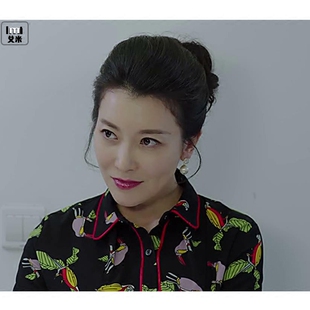 我的前半生苏曼殊张棪琰明星同款雪纺黑底印花翻领衬衫衣鹦鹉雪纺