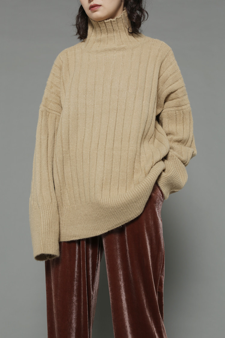 去购买 这件宽松版型的落肩毛衣,采用优质的面料,相比一般的毛衣,在