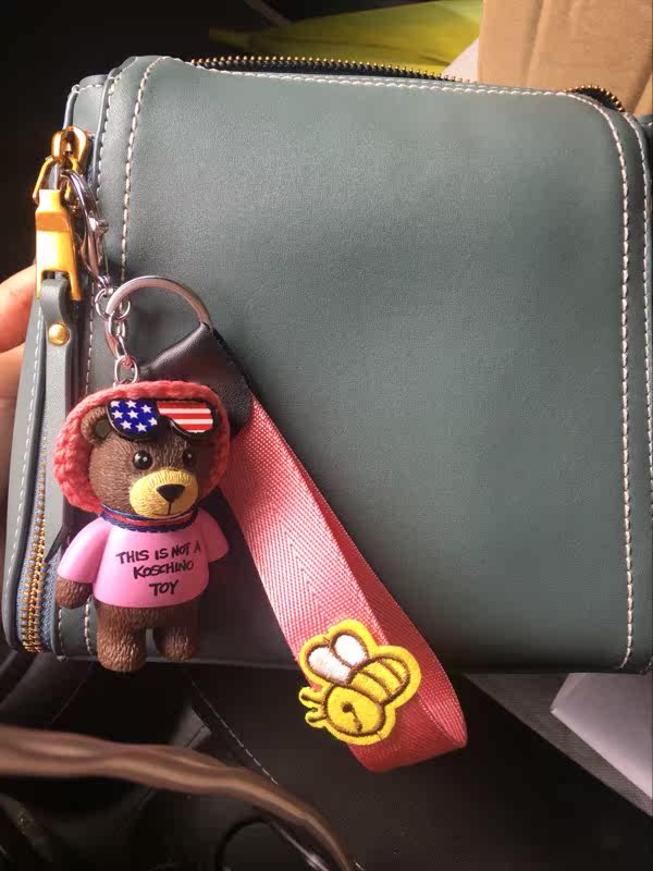 "质量很好,样子也好看!细节做工精致 就是不送挂饰,还得自己花钱拍?