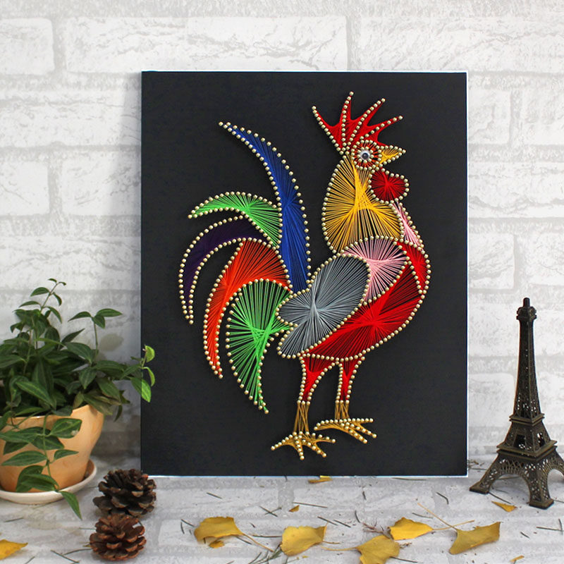 特价diy毛线画_五彩雄鸡纱线画成品 彩鸡钉子毛线绕线装饰画diy手工