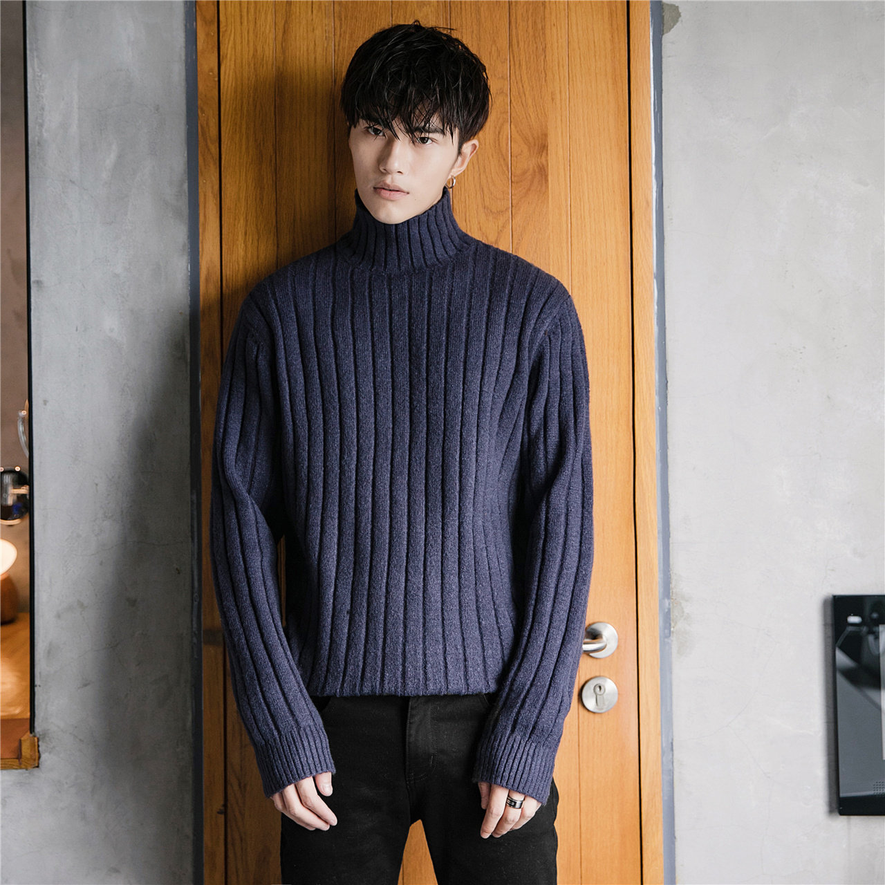 男生冬天这么穿毛衣,会被女生夸:会穿!