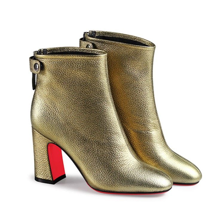 去购买 金色的方头短靴看上去要比尖头的靴子更为霸气一些,虽然少了