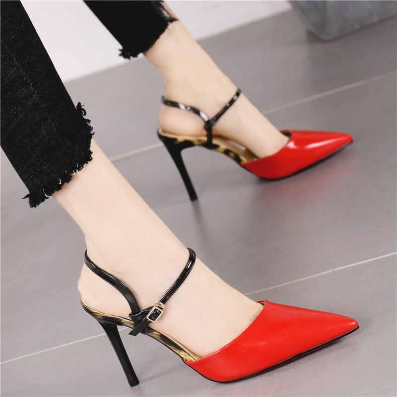 2018新款欧美时尚百搭一字带后空豹纹拼接细跟高跟鞋包头漆皮凉鞋