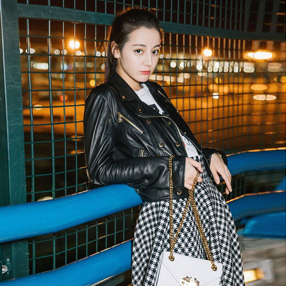 绵羊皮_2019春新款真皮皮衣女短款绵羊皮迪丽热巴明星同款机车皮夹克