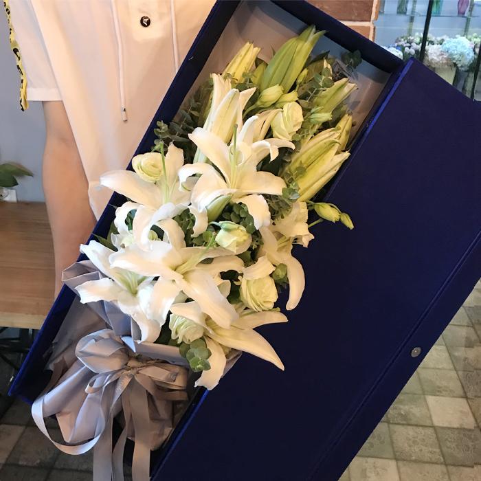 热销百合花 鲜花 生日_哈尔滨鲜花速递百合礼盒鲜花祝福探望实体店