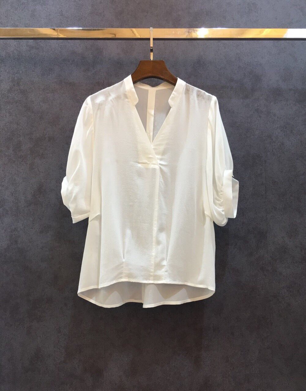 欧洲站18女装半开领皱褶灯笼袖真丝背后单排多扣不对称边纯色上衣