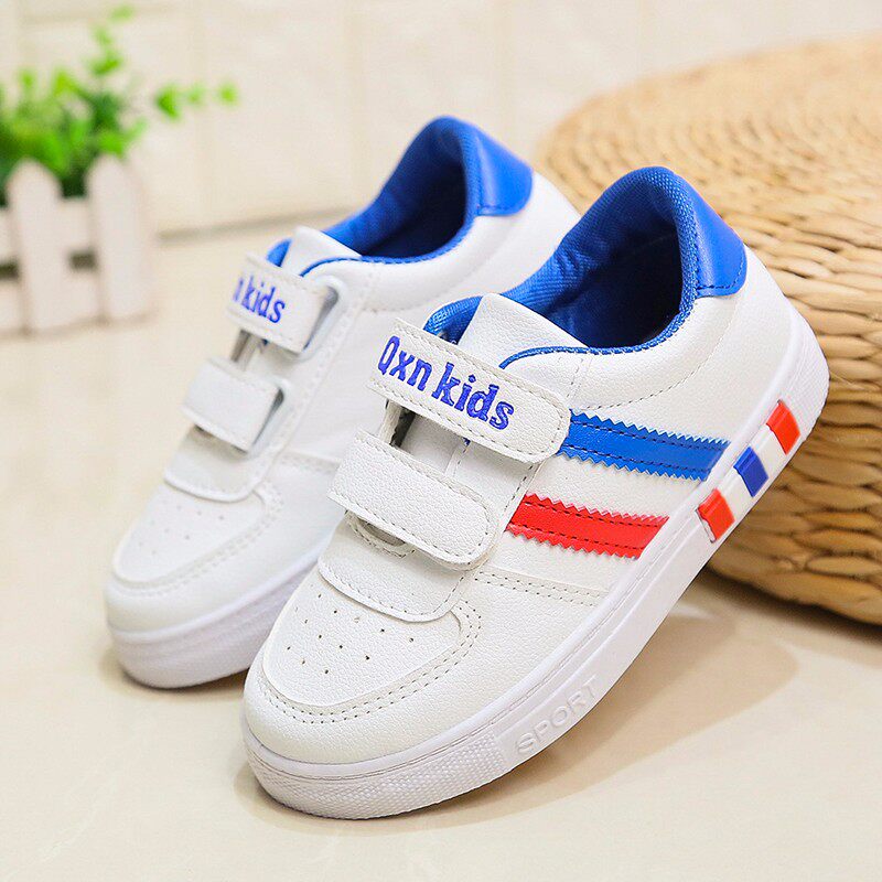 白色鞋子儿童女