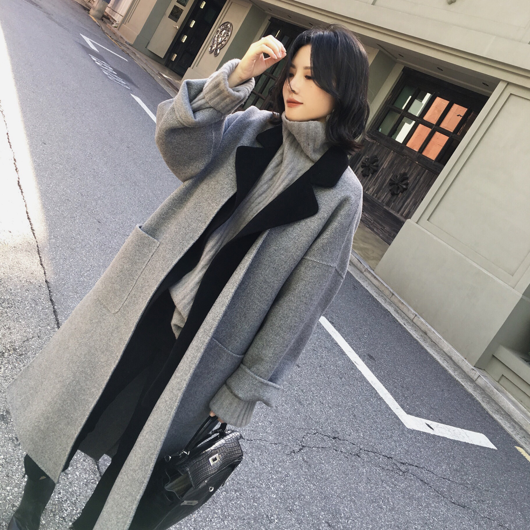 因为是冬天,所以不存在一件晚礼服就能解决了,你需要更加的细致,外搭