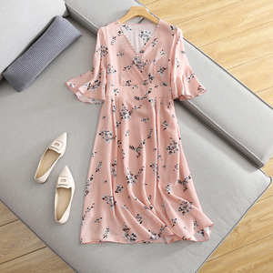 胖丁 珍珠缀饰蕾丝钩花系带 浪漫印花裙 喇叭袖真丝连衣裙