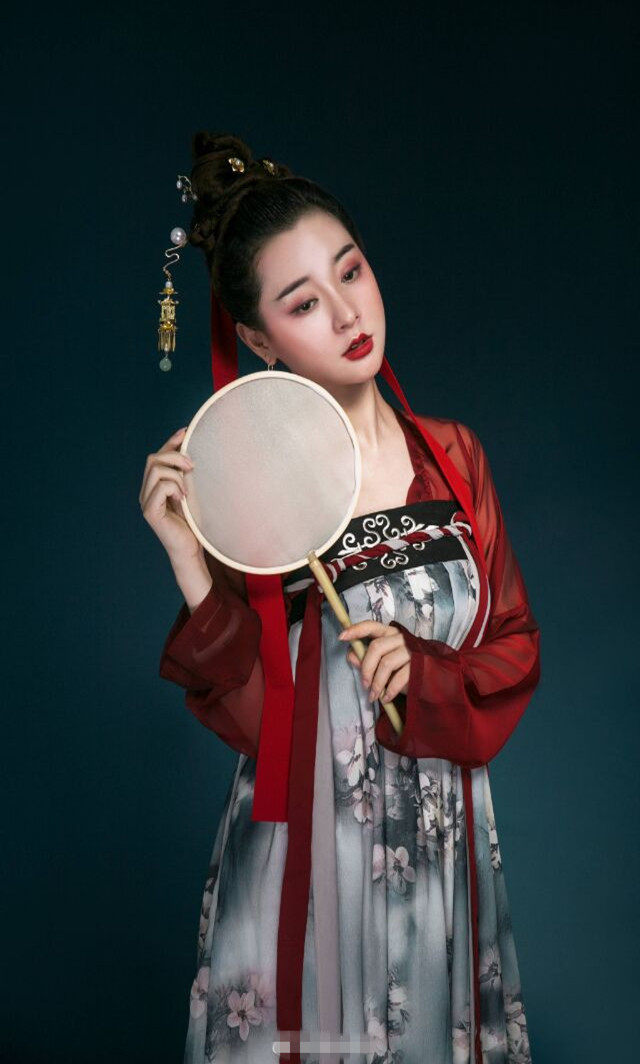 对襟襦裙_新款朱砂汉服女清新汉元素优美日常古装女绣花对襟齐胸襦裙