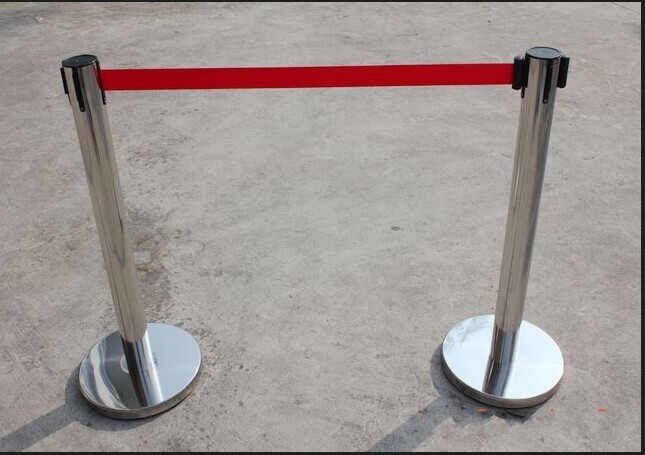 特价不锈钢护栏围栏_不锈钢一米线隔离带栏杆座伸缩护栏围栏伸缩带另