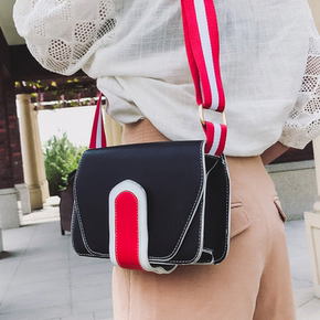 白色休闲斜跨女包