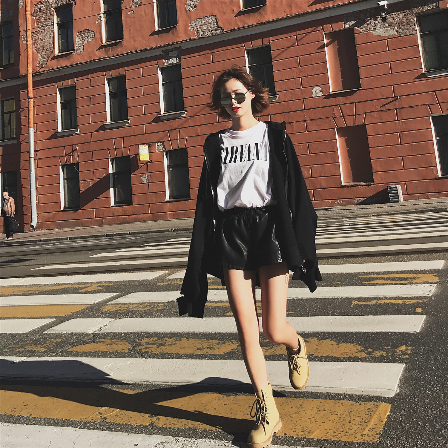 皮裤的光亮感能对外套起到衬托和强调作用,红白相间的元素搭配显得