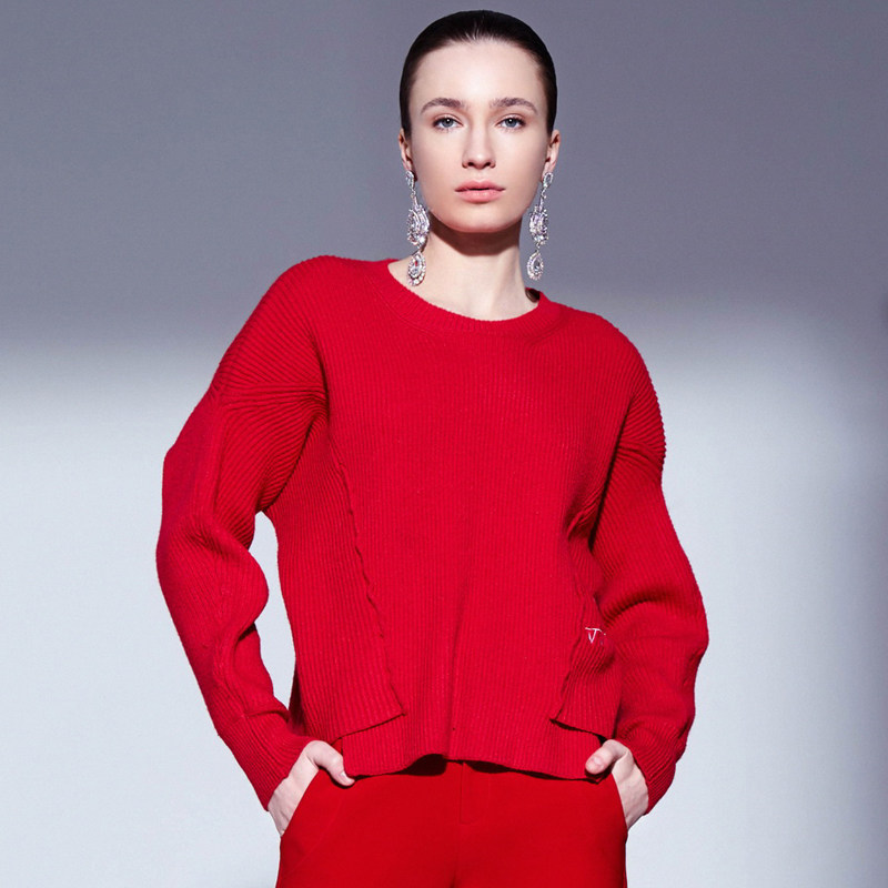 设计师victoria wang红色呢vw刺绣不规则套头毛衣2018早春新品
