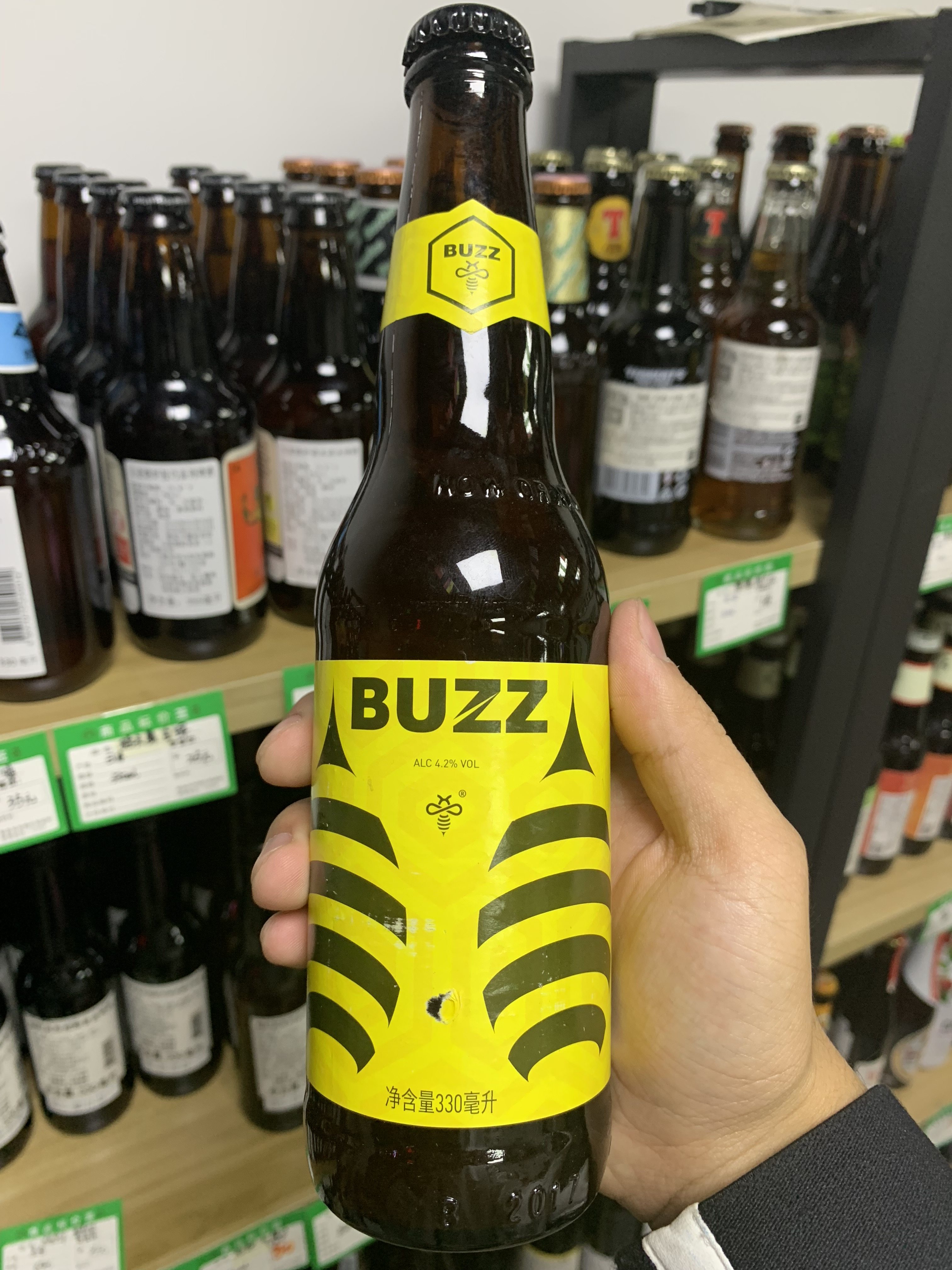 热销国产精酿啤酒_蜂狂精酿桂花小麦艾尔啤酒国产精酿啤酒buzz啤酒