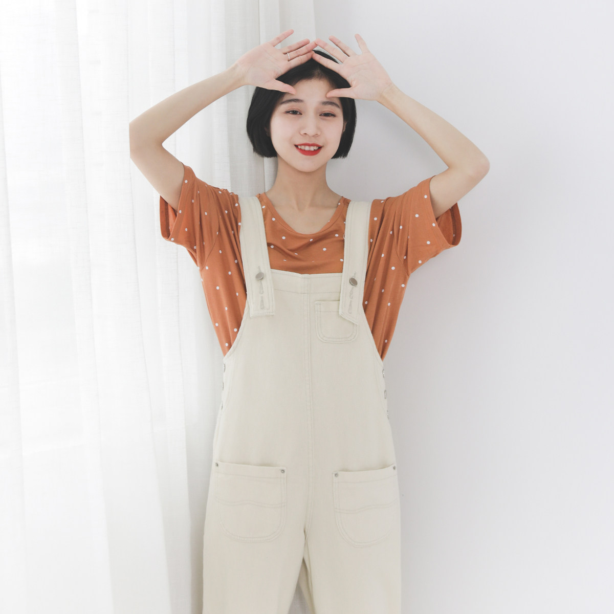 2 浅色九分背带裤 九分形式的白色牛仔背带裤,很简单干净的款式,带着