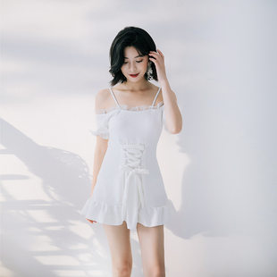 韩国小清新白色少女游泳衣女连体三角裙式保守小胸聚拢一字肩泳衣