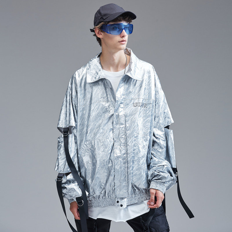 银色外套男反光