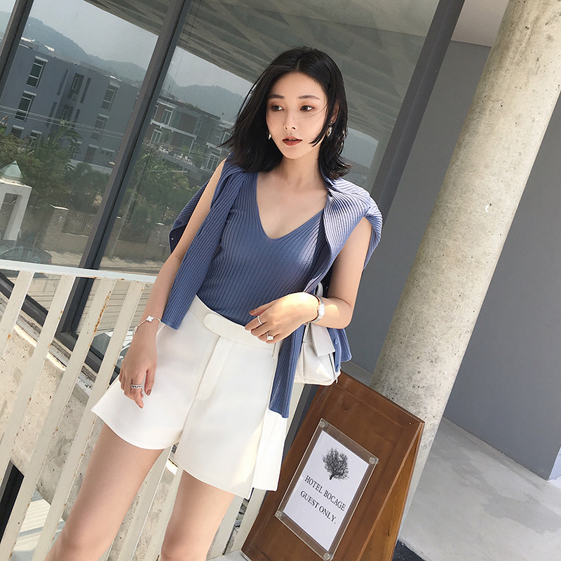 属于a型中裙,不太挑身材的一个裙型.