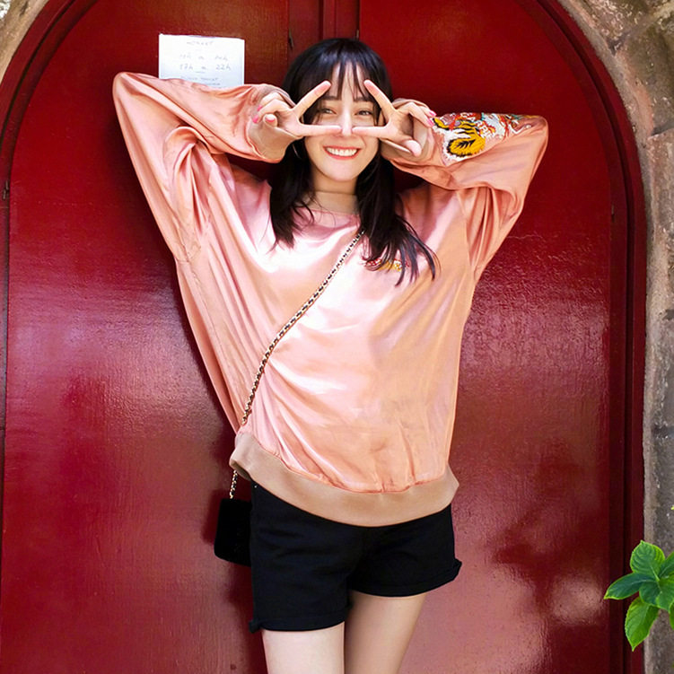 迪丽热巴同款卫衣_迪丽热巴微博明星同款宽松橘粉色卫衣刺绣缎面圆领