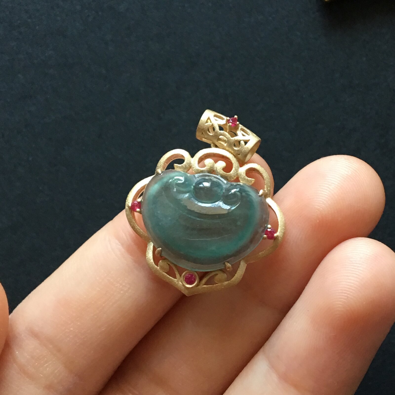 一折冰种蓝水翡翠_(现货)翡翠镶嵌吊坠18k金镶嵌冰种蓝水大如意头吊坠