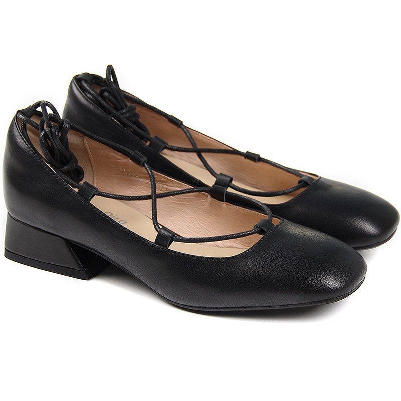 圆头变尖头,玛丽珍鞋拒做老古董