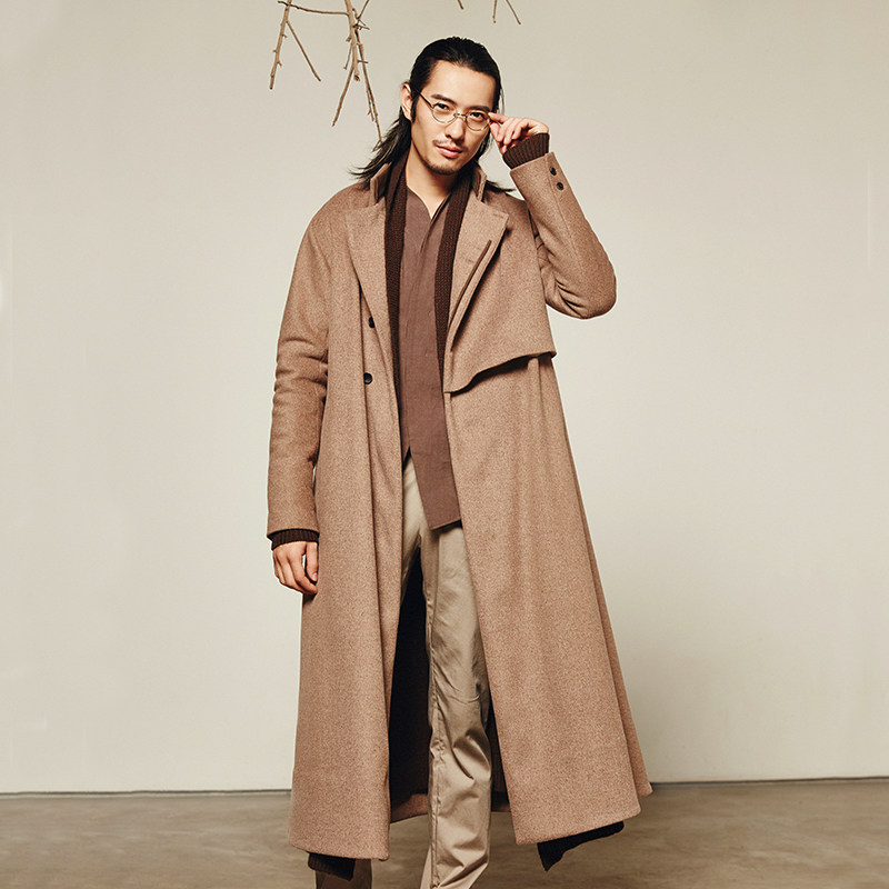 穿一身大衣外套,凸显男性儒雅沉稳的气质