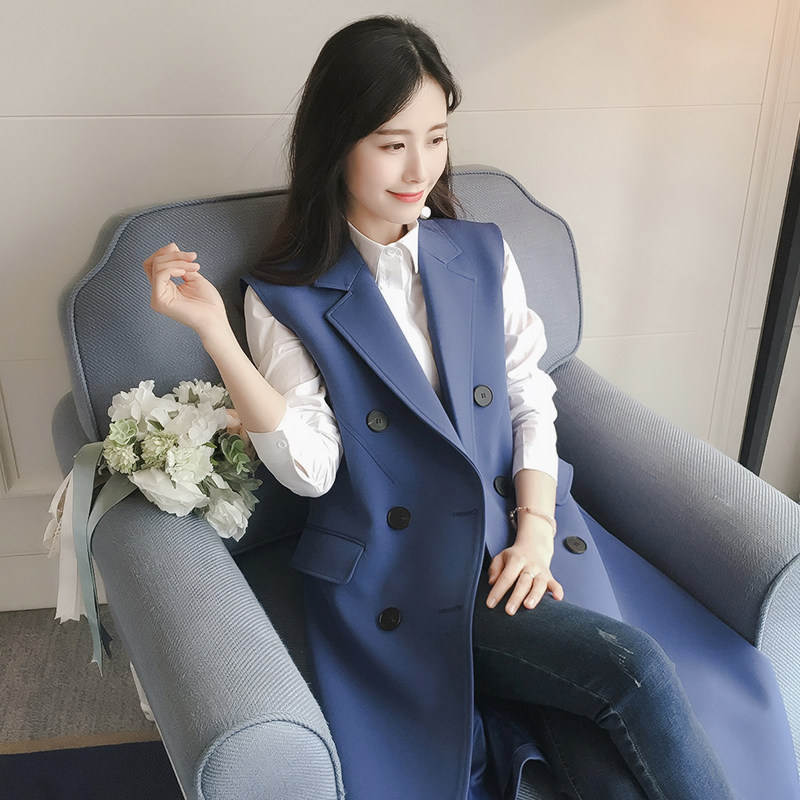 适合在初秋时候穿的一款马甲外套,采用硬挺有型的西装面料,上身自带