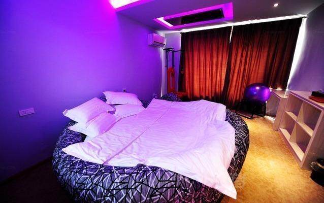 贵阳古德耐特情趣主题酒店花果园店鸟巢囚爱(水床房)