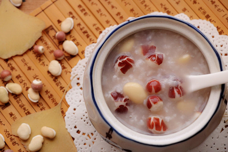 "芡实虽然价格平民,但被誉为"水中人参",有健脾养胃,益肾固精的作用.