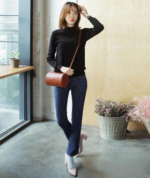 黑色小高领上衣搭配牛仔微喇长裤,脚踩粗跟尖头鞋,粉粉的颜色成为了