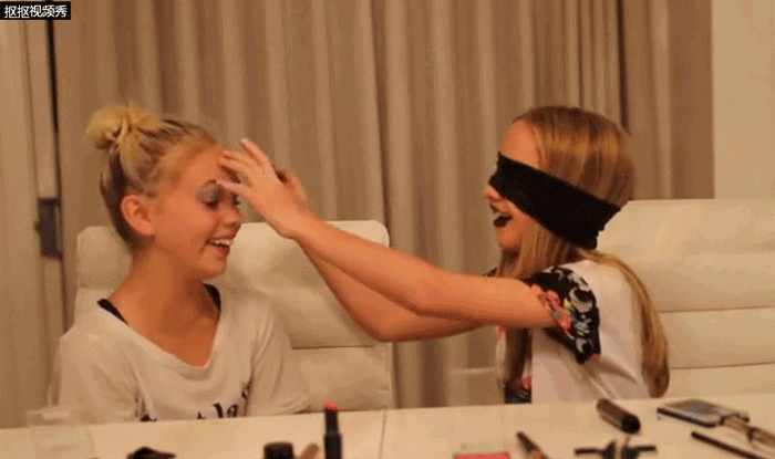 一脸认真地修容,结果修到头发上,这满脸是黑点是什么鬼?