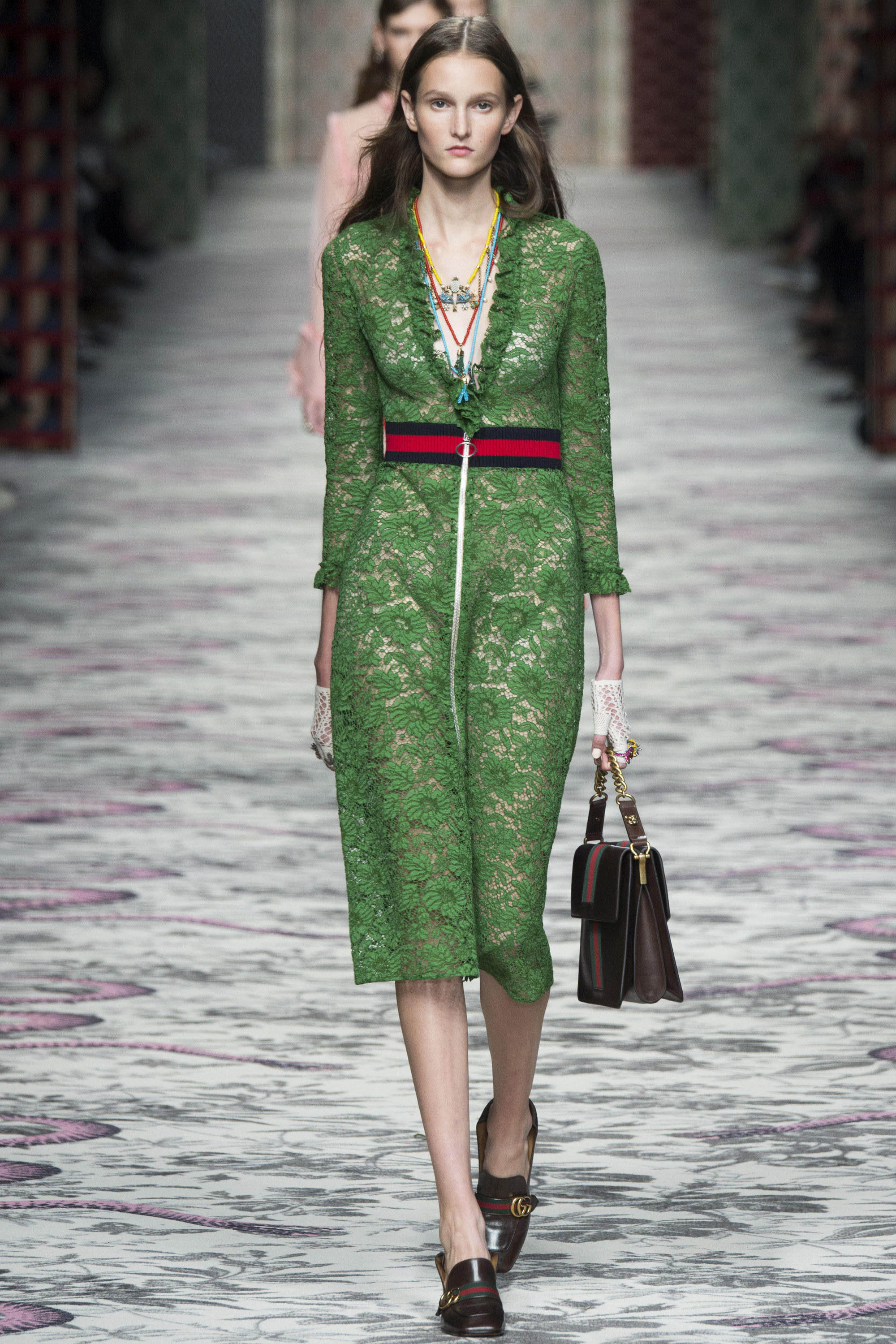 gucci粉色长裙,文艺女青年客串走秀惊艳众人.
