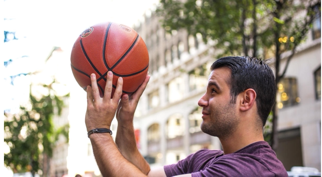 酷玩 | 自感球技还不错?wilson智能篮球教练酷炫上手