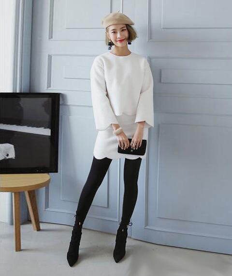 白色的短裙套装搭配黑色打底裤和黑色绑带尖头高跟鞋,鞋带与打底裤融