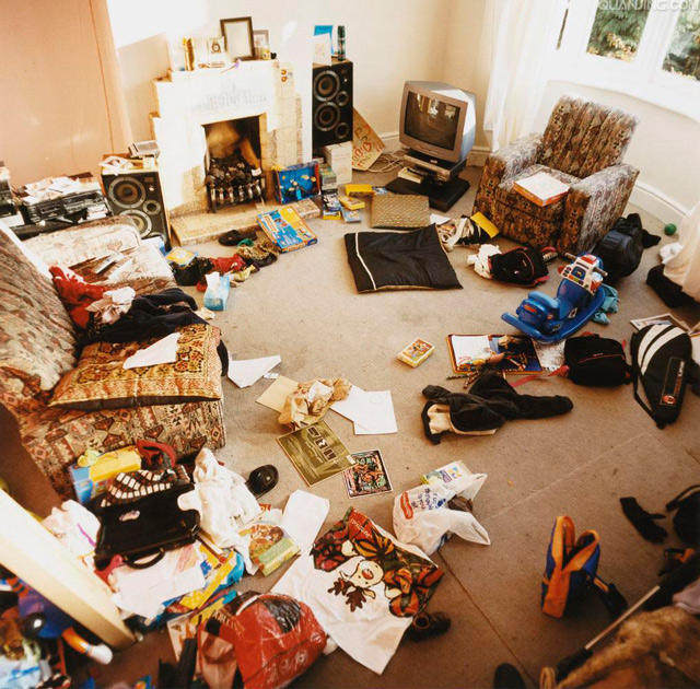 如此勤奋的打扫客厅,当然是为了迎亲友啦!