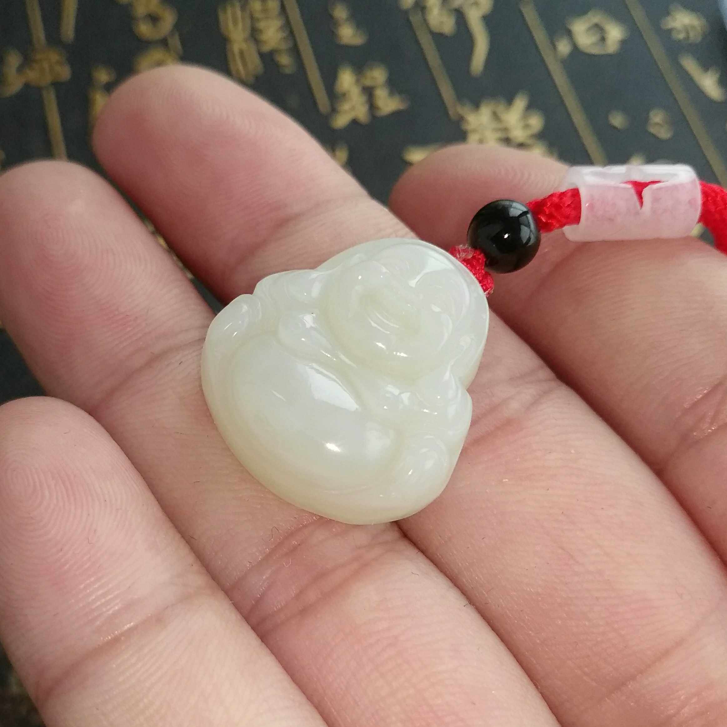 为什么越来越多人选择和田玉佛公吊坠?