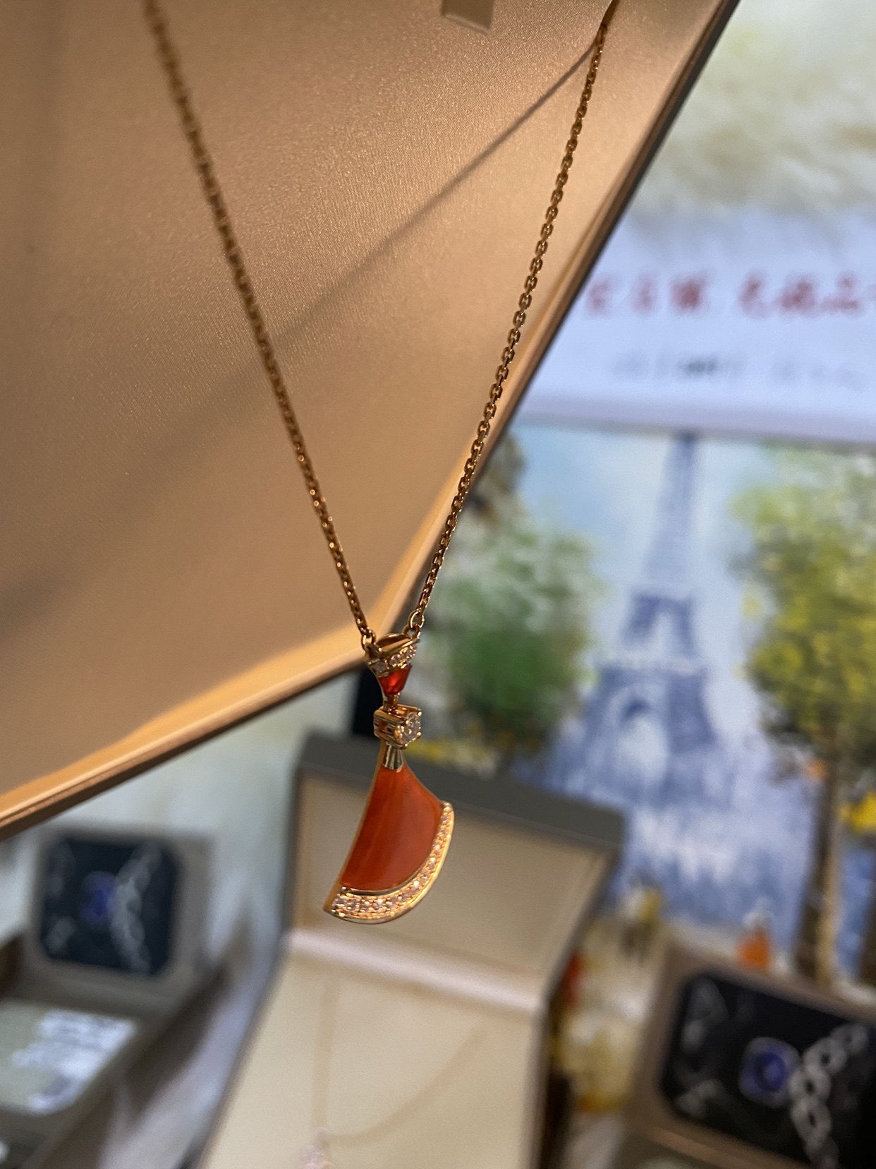 宝格丽红扇子项链真的美到词穷?戴上它连空气都变贵气!