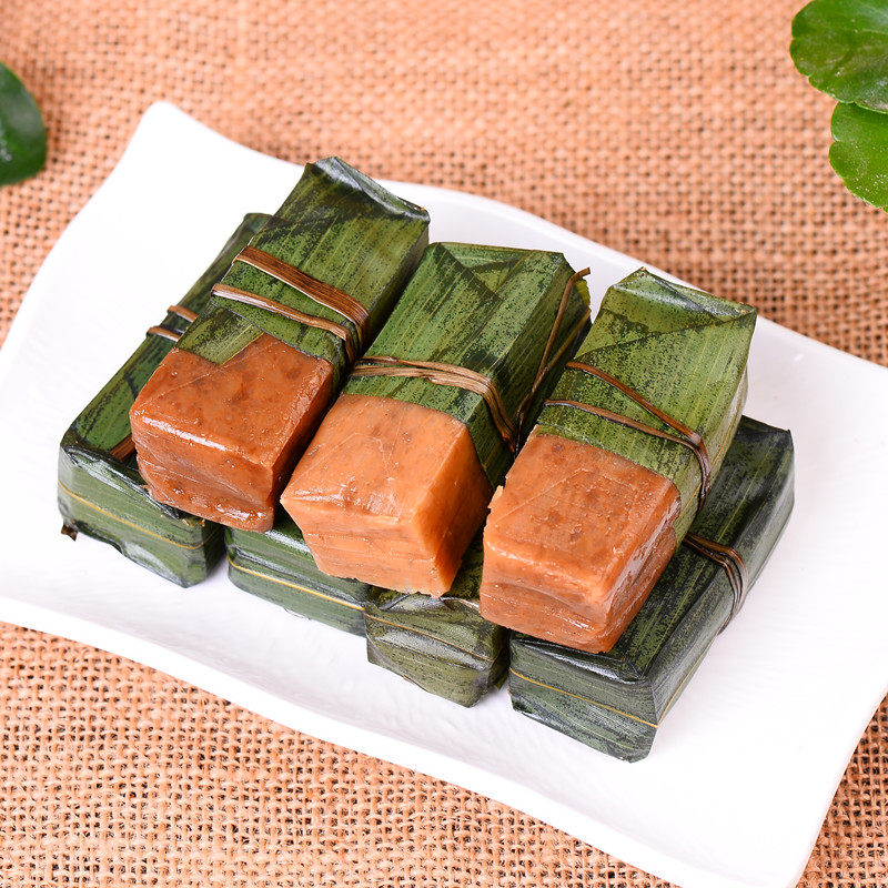 这种美食确实称得上为百年老字号了,因为纯手工制作,所以芝麻糕中的