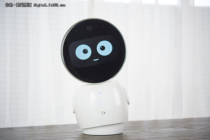 多才多艺逗人欢喜 小忆儿童机器人评测