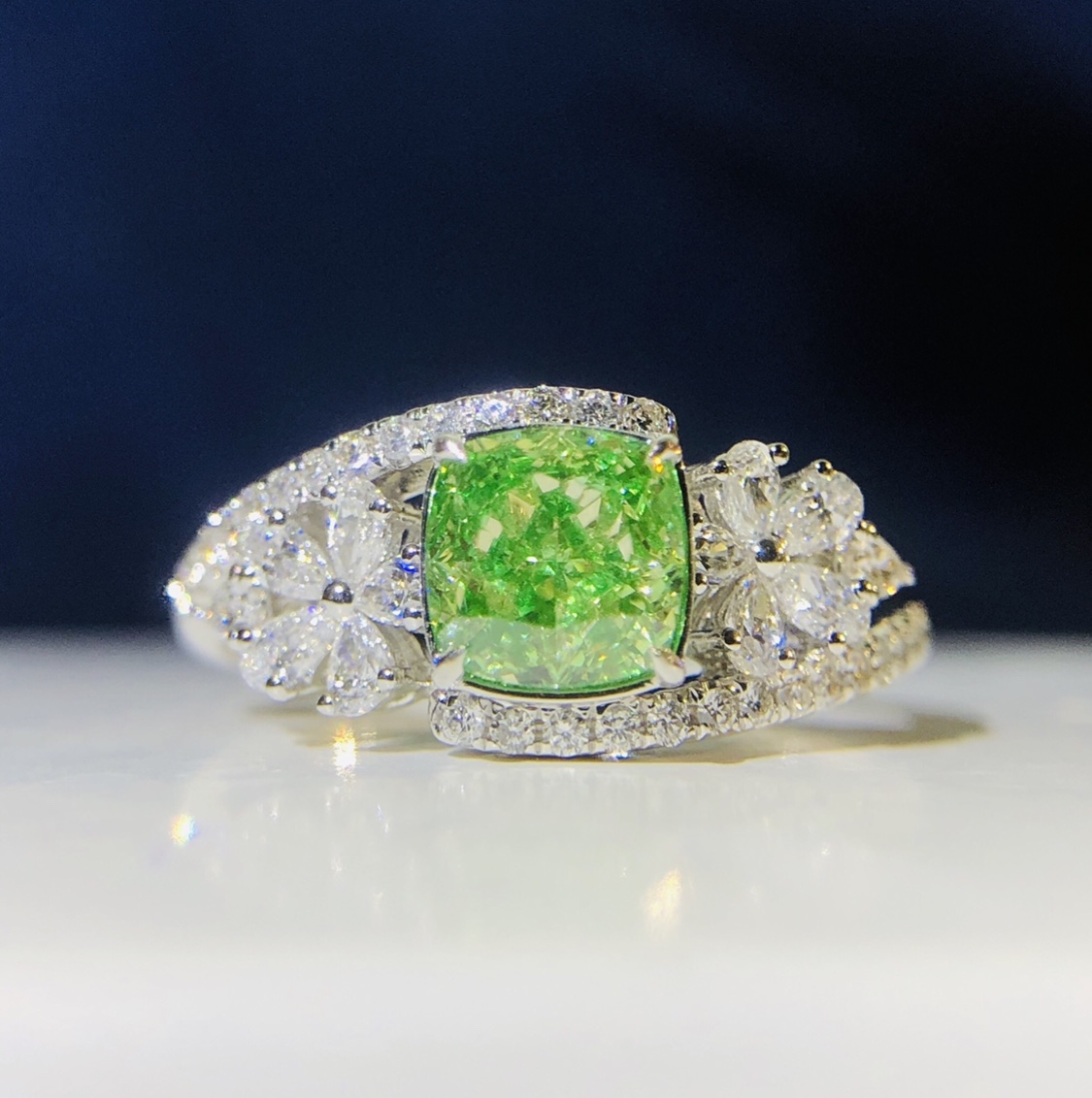 11克拉绿钻戒指真的会发光吗?