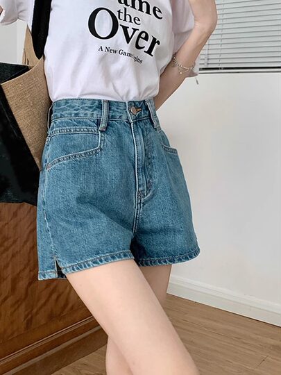 Die beliebten hot-denim-shorts dieses jahres für damen im sommer sind dünne, große, birnenförmige retro-hotpants mit hoher taille und a-linie