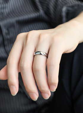 飒雅男士戒指银简约单身素圈戒子潮男钨钢乌M金尾戒指环女情侣饰