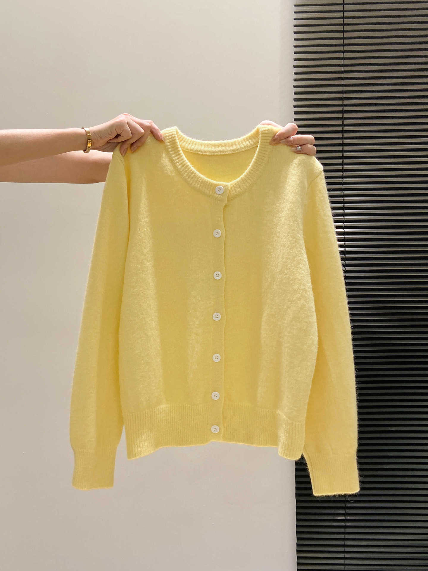 เสื้อสเวตเตอร์คาร์ดิแกนคอกลม แมทช์ลุคง่าย สีฟ้าอ่อน ลดอายุ สำหรับผู้หญิง ในฤดูใบไม้ร่วงและฤดูหนาว เสื้อถักนิตติ้ง กระดุมหนึ่งเม็ด ผิวสัมผัสเนียนนุ่ม แท้จริง