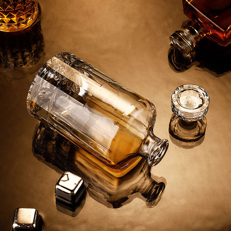 High-end wine bottle, glass bottle, empty bottle, red wine, foreign wine, whiskey bottle, white wine bottle, sealed wine bottle with lid